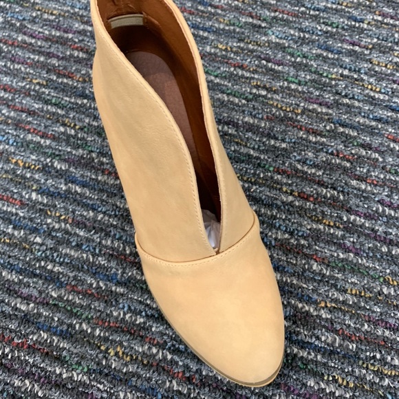 Wheat V cut block heel - Picture 3 of 5